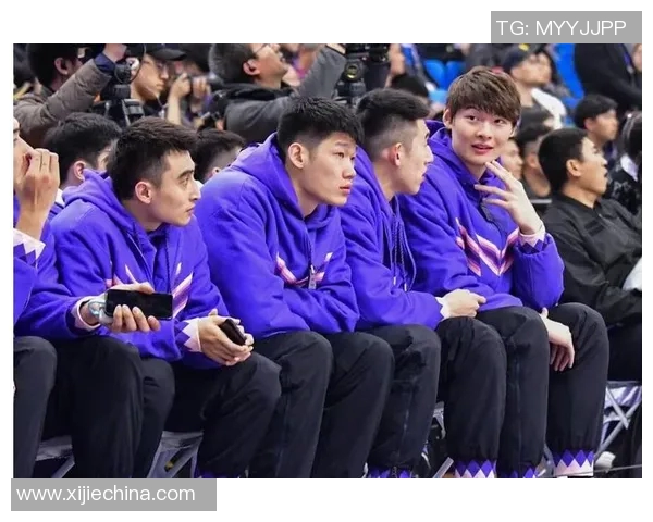 足球明星云集的年代：辉煌岁月与传奇故事交织的绿茵场景