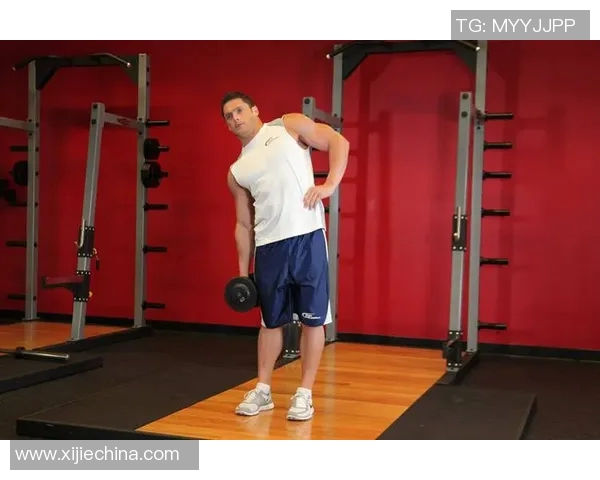 哑铃侧弯举的正确姿势与技巧详解助你塑造完美侧腹线条